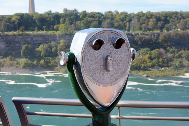 コインはカナダに面したニューヨーク州ナイアガラの滝州立公園で双眼鏡を操作 - 写真・画像