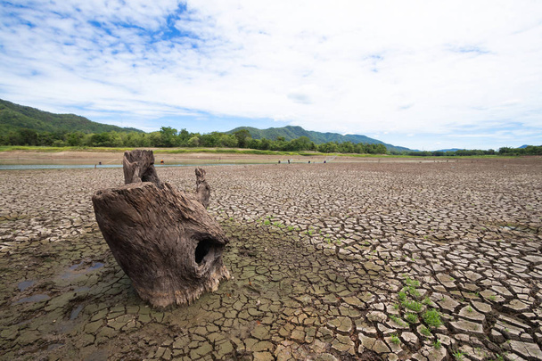 Tierra con tierra seca y agrietada debido al calentamiento global seco, Fondo de calentamiento global
 - Foto, imagen