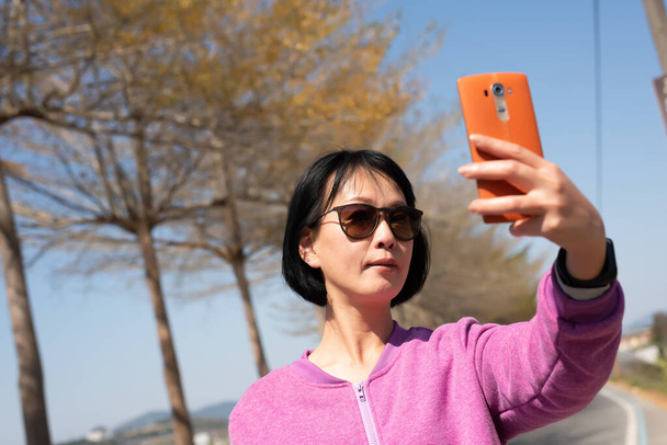 Asya Güzeli al bir selfie - Fotoğraf, Görsel