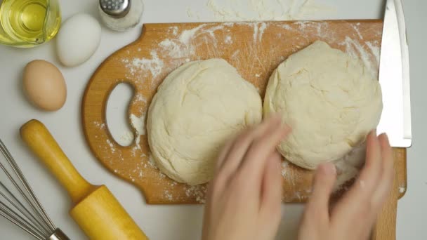 Tiro de mulher amassar massa na cozinha
 - Filmagem, Vídeo