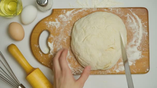 Βίντεο με το κορίτσι να ζυμώνει ζύμη στην κουζίνα - Πλάνα, βίντεο