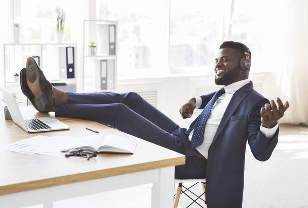 Молодой расслабленный бизнесмен веселится на работе
 - Фото, изображение