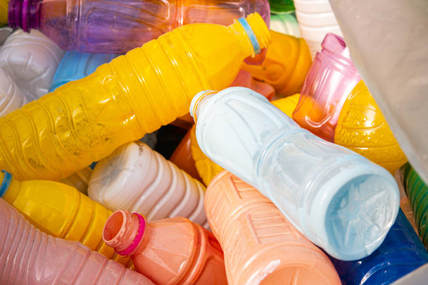 Muovipullojen jätteet Concept Vähennä muovipullojen käyttöä
  - Valokuva, kuva