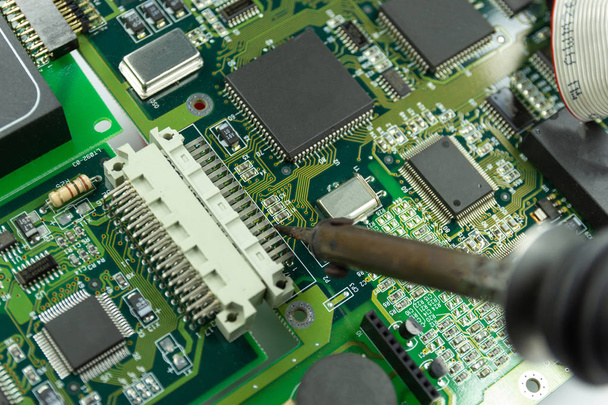 σίδερο συγκόλλησης για επισκευή ηλεκτρονικών του κυκλώματος του υπολογιστή  - Φωτογραφία, εικόνα