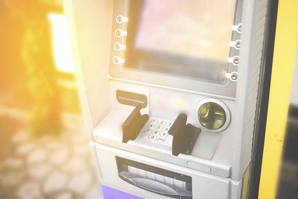 Zbliżenie wpisywanie przycisków Pin Numery Bankomat na bankomacie. Zgodność - Zdjęcie, obraz