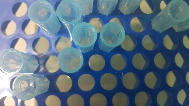 Vista ravvicinata delle punte blu micro litro in scatola micropunta con fori vuoti
. - Foto, immagini