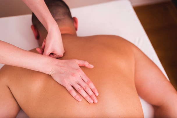Mann mit Massage im Wellness-Salon, Nahaufnahme. Sportmassage - Foto, Bild