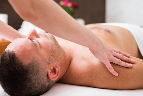 Mann mit Häfen Massage im Wellness-Salon, Nahaufnahme - Foto, Bild