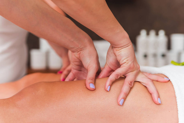 Widok upraw masażysty robi kobiecie masaż stóp w salonie spa - Zdjęcie, obraz