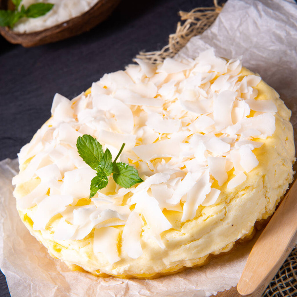 a simple quark coconut cake from the tin - Photo, image