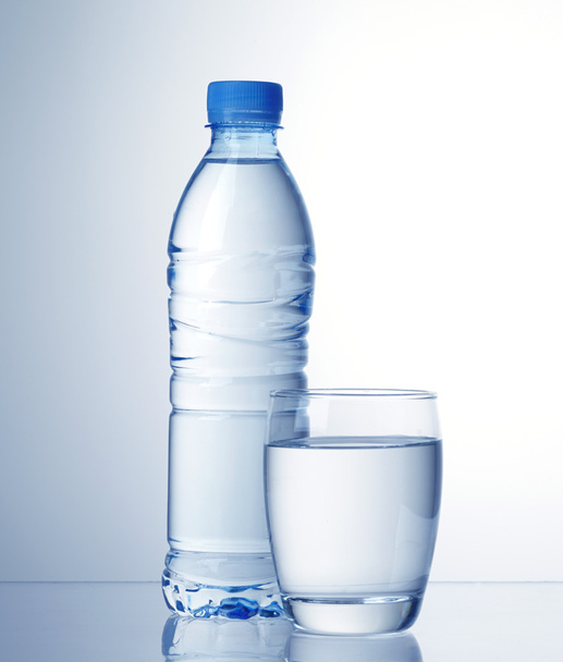 water bottle and glass - Valokuva, kuva
