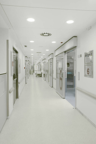 Couloir de la salle d'opération. Centre de santé traitants médicaux
 - Photo, image