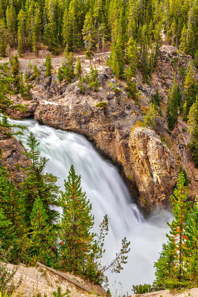 Ylä-Falls Yellowstonen kansallispuistossa, Wyoming, Yhdysvallat
 - Valokuva, kuva