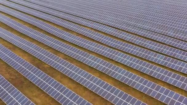 Hernieuwbare elektriciteit, onbemande vlucht over een in het veld gelegen zonnecentrale. - Video