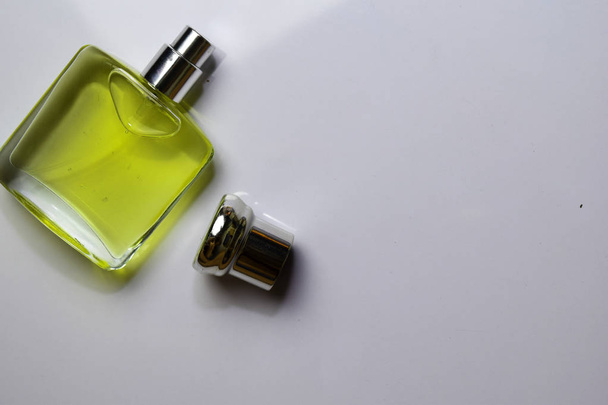 butelki perfum na białym tle - Zdjęcie, obraz
