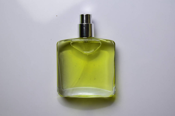 Bottiglie di profumo isolato su sfondo bianco
 - Foto, immagini