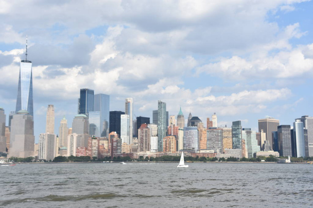 NEW YORK, NY - 4 AGOSTO: Veduta dello Skyline di Manhattan, dal Liberty State Park di Jersey City, New Jersey, come visto il 4 agosto 2019. Manhattan è il più densamente popolato dei cinque distretti di New York
. - Foto, immagini