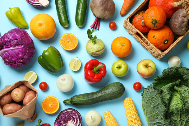Différents légumes et fruits sur fond bleu, vue de dessus
 - Photo, image
