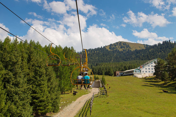 Kirgistan, ośrodek narciarski Karakol - 22 sierpnia 2019 r. Letni krajobraz górski wysoko w górach. - Zdjęcie, obraz