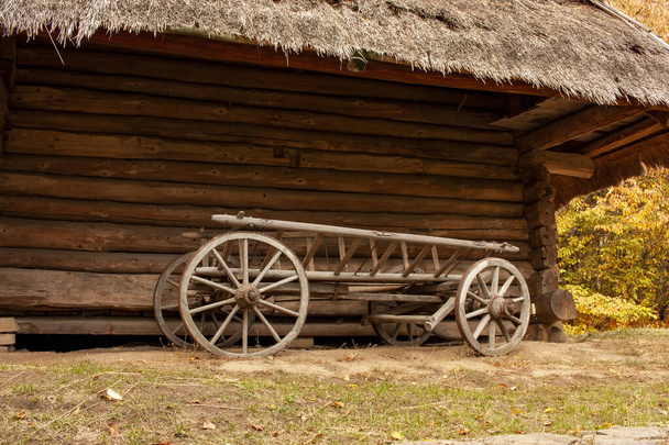 Ancienne charrette en bois devant une ancienne grange. Paysage rural
 - Photo, image