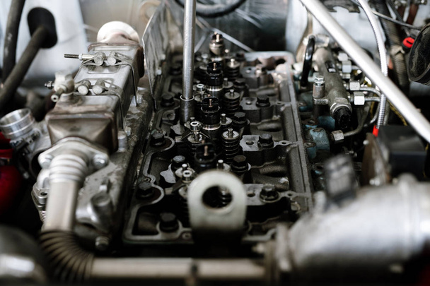 Część silnika lub silnika dużej maszyny lub samochodu podczas naprawy technicznej w warsztacie obsługi technicznej - Zdjęcie, obraz