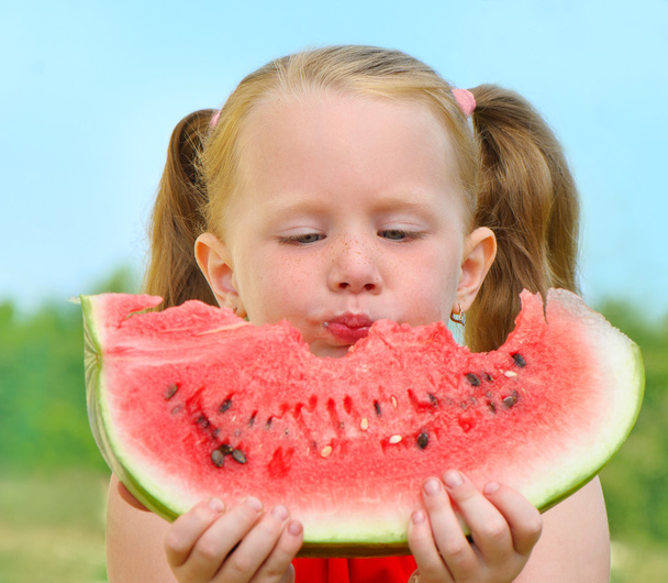 little girl eating watermelon - Foto, Imagem