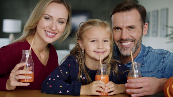 Portret uśmiechniętej rodziny Smoothie pitnej - Materiał filmowy, wideo