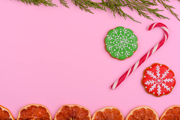 Parlak renkli arka planda ev yapımı zencefilli kurabiye. Yeni yıl indirimi indirimi - Fotoğraf, Görsel