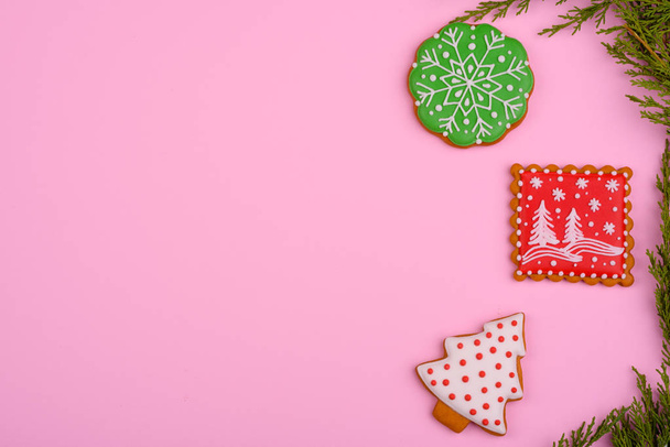 Biscuits maison de pain d'épice de Noël sur un fond de couleur vive. Nouvel An vente discount
 - Photo, image