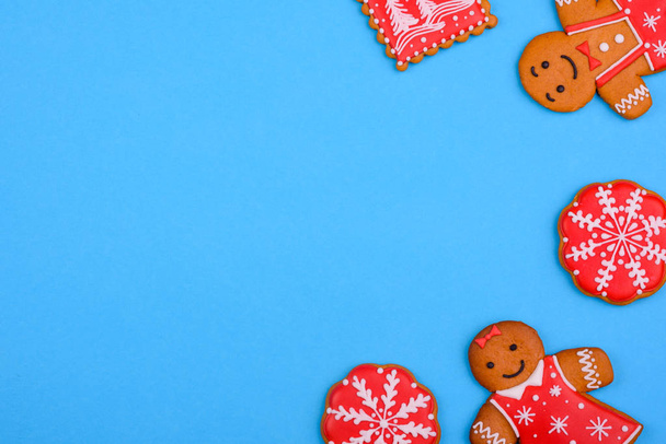 Biscuits maison de pain d'épice de Noël sur un fond de couleur vive. Nouvel An vente discount
 - Photo, image