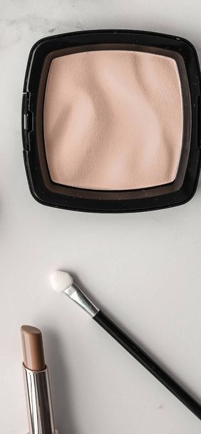 Make-up a kosmetické výrobky na mramoru, ploché pozadí - Fotografie, Obrázek