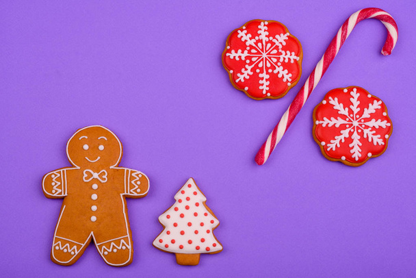 Biscoitos de gengibre caseiros de Natal em um fundo colorido brilhante. Ano Novo venda com desconto
 - Foto, Imagem