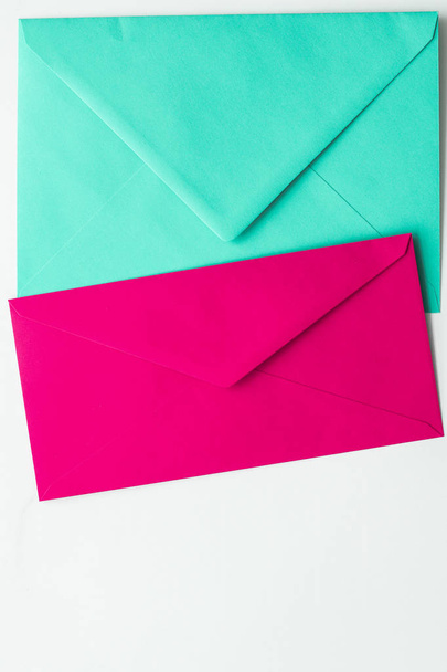 Blanco papieren enveloppen op marmer flatlay achtergrond, vakantie mail - Foto, afbeelding