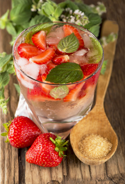 Mojito strawberry cocktails, strawberry, mint leaves - Fotó, kép