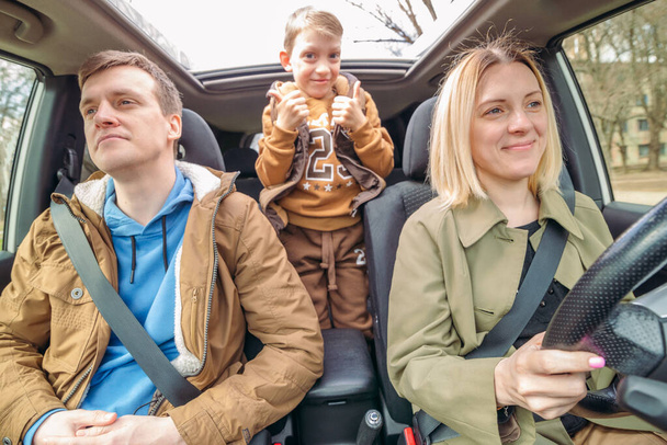 jovem família com menino miúdo dentro do carro. conceito de viagem rodoviária
 - Foto, Imagem