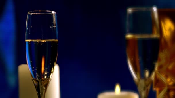 Burning candles reflected in glasses of champagne - Metraje, vídeo