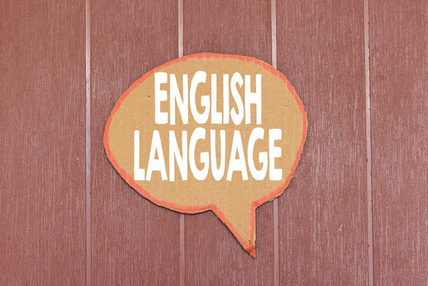 İngilizce konsepti öğreniyorum. İngilizce metin ile karton kart konuşma balonu - Fotoğraf, Görsel