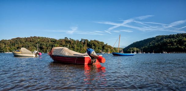 Dittisham yakınlarındaki Dart Nehri 'ne demirlemiş tekneler, Devon, Birleşik Krallık - Fotoğraf, Görsel