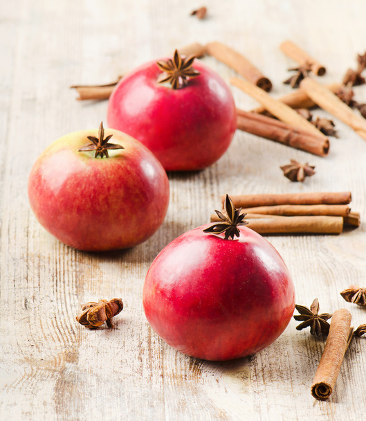 Apples and spices on a wooden table - Foto, afbeelding