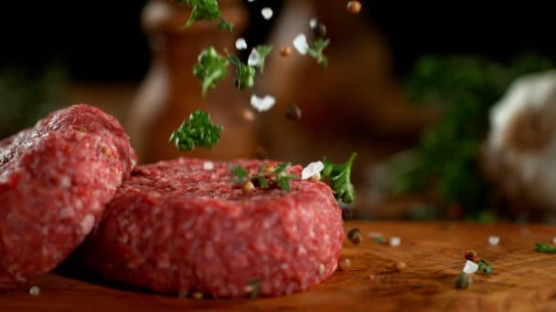 Pieces of minced beef hamburger with falling spice with side move on slider. Filmed on high speed cinema camera, 1000fps. - Metraje, vídeo
