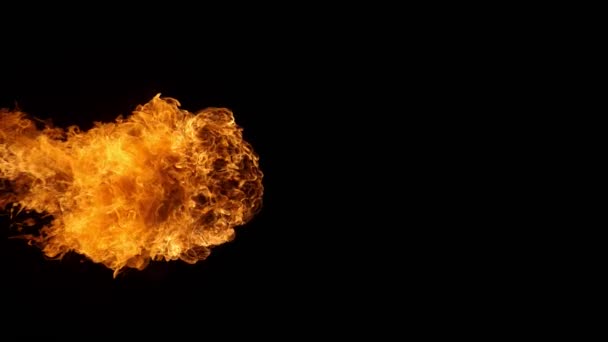 Super cámara lenta de explosión de fuego aislado sobre fondo negro. Filmado en cámara de alta velocidad, 1000 fps - Metraje, vídeo