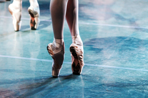 ODESSA, UKRAINE-JULY22, 2019: ballet. Balé clássico no palco do Teatro de Ópera de Odessa. Dançarinos de balé no palco dançam obras clássicas de Swan Lake. Forma de dança de bola artística no palco do teatro
 - Foto, Imagem