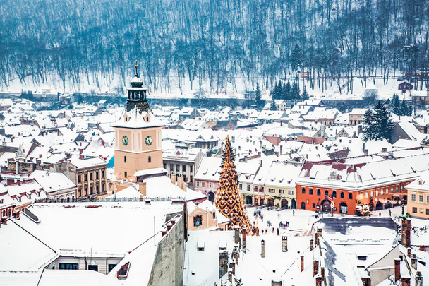 вид сверху на Брашов зимой, Румыния - Фото, изображение