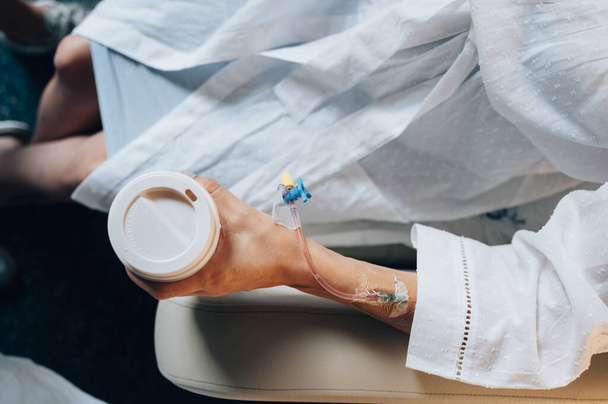 Mano della donna con caffè in ospedale
 - Foto, immagini