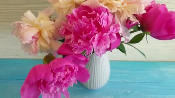 piwonia kwiat wazon na drewnianym tle - Materiał filmowy, wideo