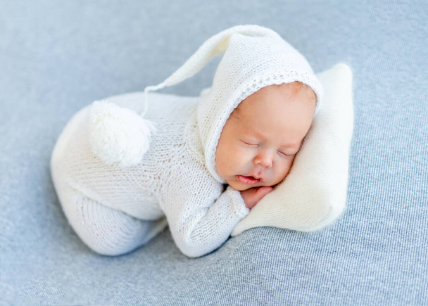 Sleep of newborn in white bodysuit - Zdjęcie, obraz