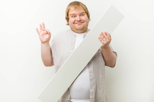 プラカードを持つ白人クレイジーブロンドの太った男 - 写真・画像