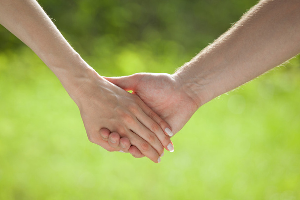 Les mains de l'homme et de la femme tenant ensemble
 - Photo, image