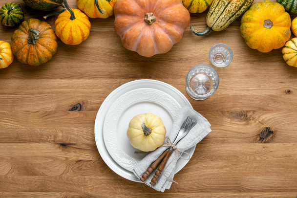 Giorno del Ringraziamento stile country tavolo impostazione decorazione idea
 - Foto, immagini