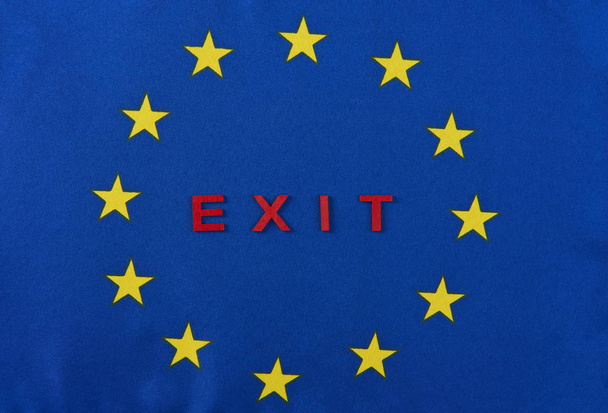 Az európai uniós lobogó közelsége a szövegkijárattal  - Fotó, kép